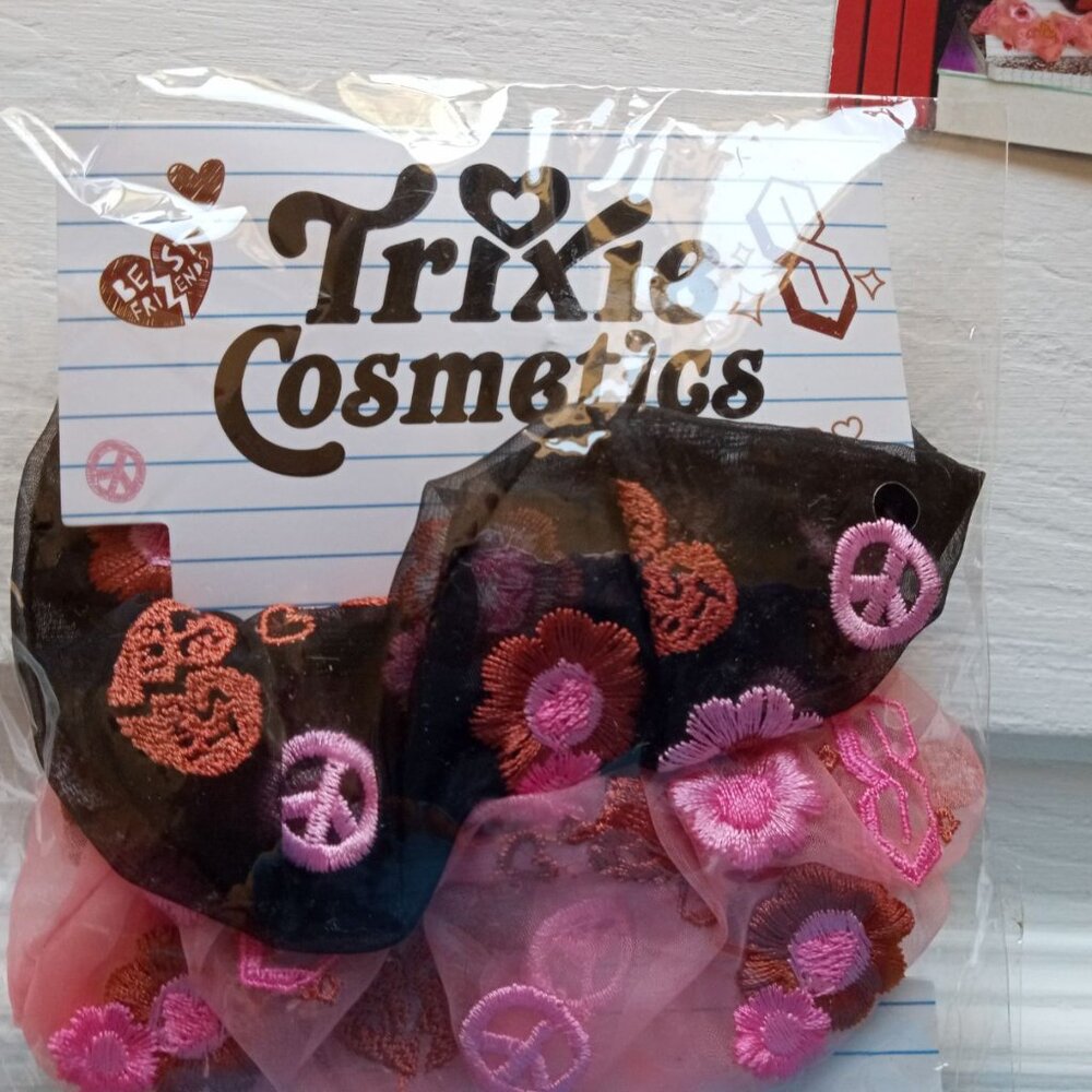 Trixie Cosmetics Embroidered Doodle Scrunchies